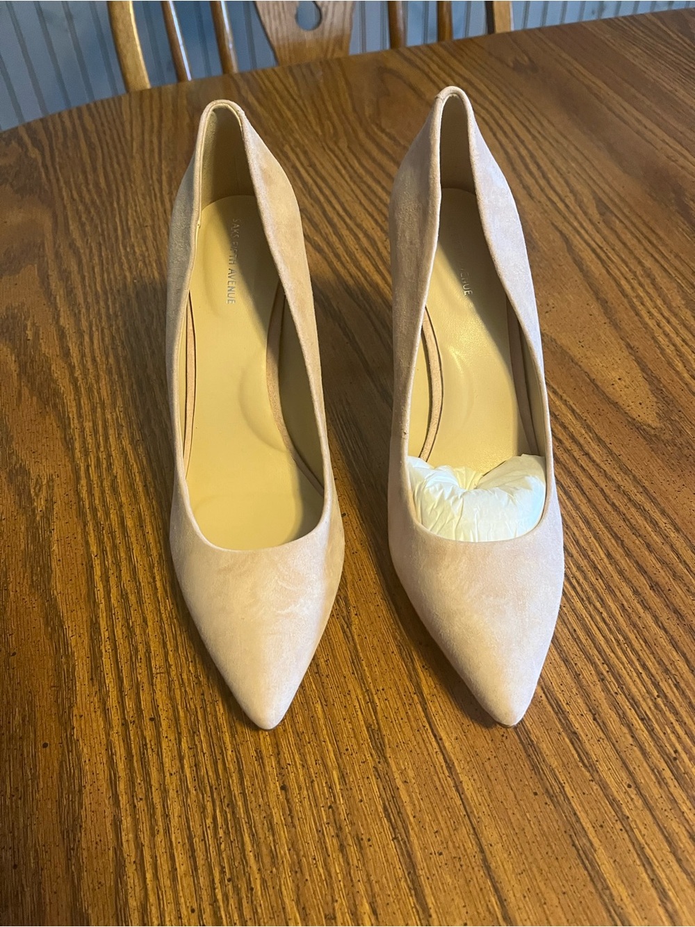 Saks fifth avenue Classic Pointed-Toe Women’s Pumps in cream color size 9.5